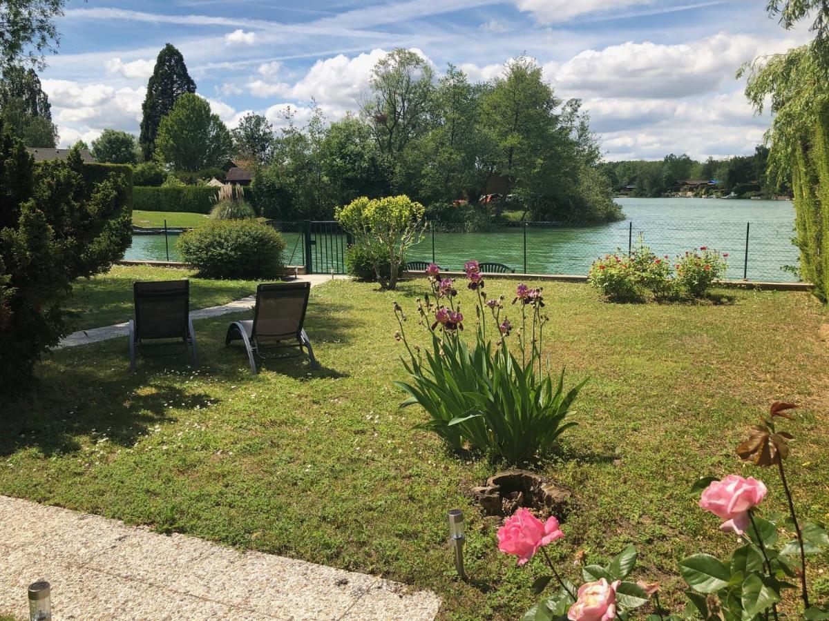 Le Chalet Du Lac - Domaine De La Goujonne Saint-Sauveur-lès-Bray Exterior foto